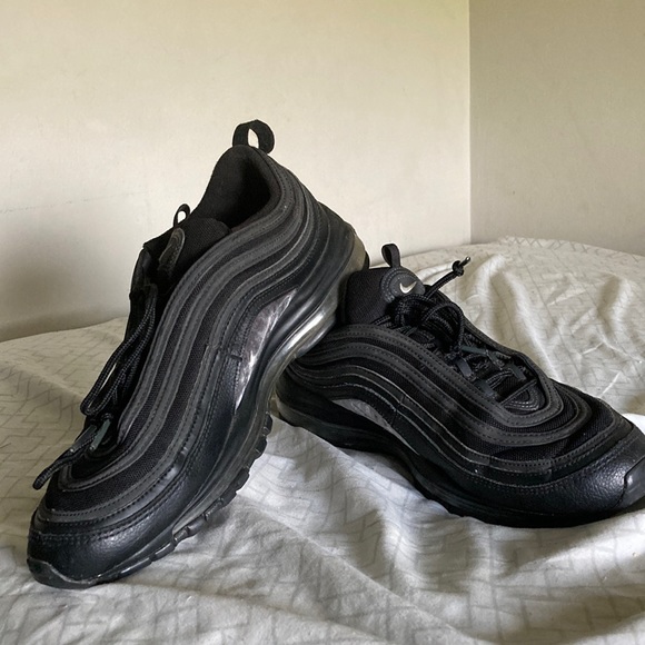 Airmaxs black size 11